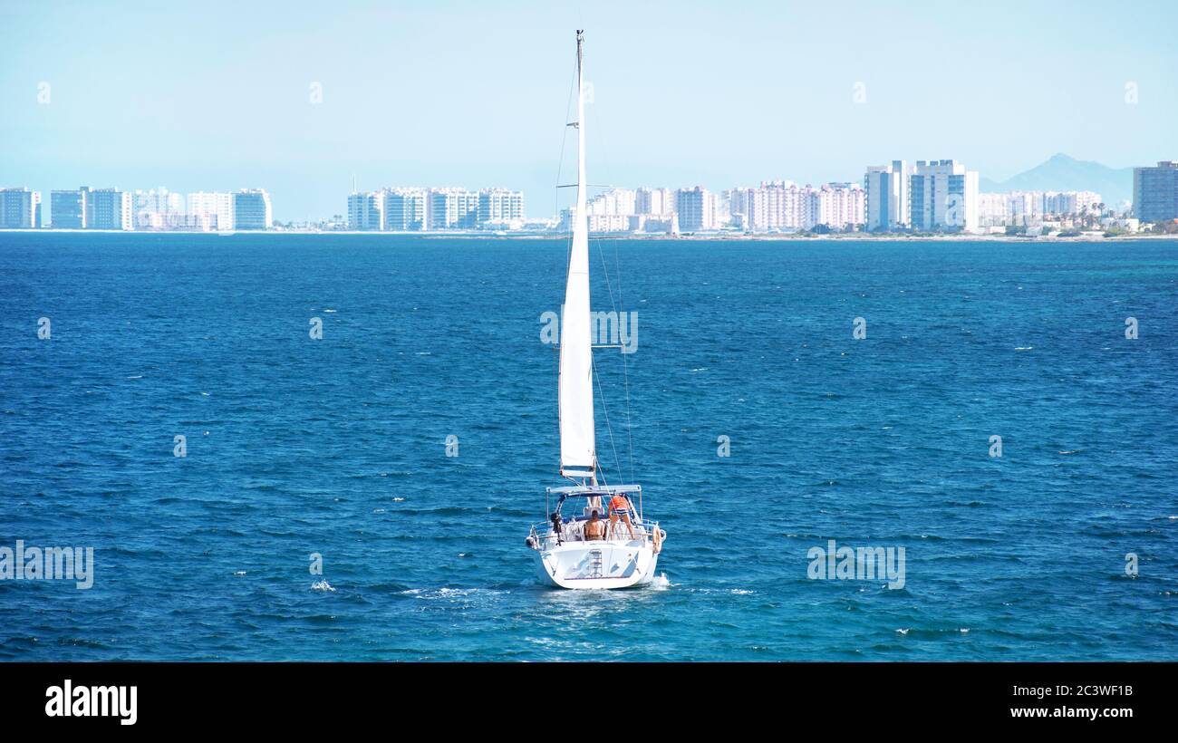 Murcia, Spanien, 22. Juni 2020: Familie, die Spaß auf einer Yacht hat, die während der Sommersaison durch das mittelmeer segelt. Yachting auf einer spanischen Insel Stockfoto