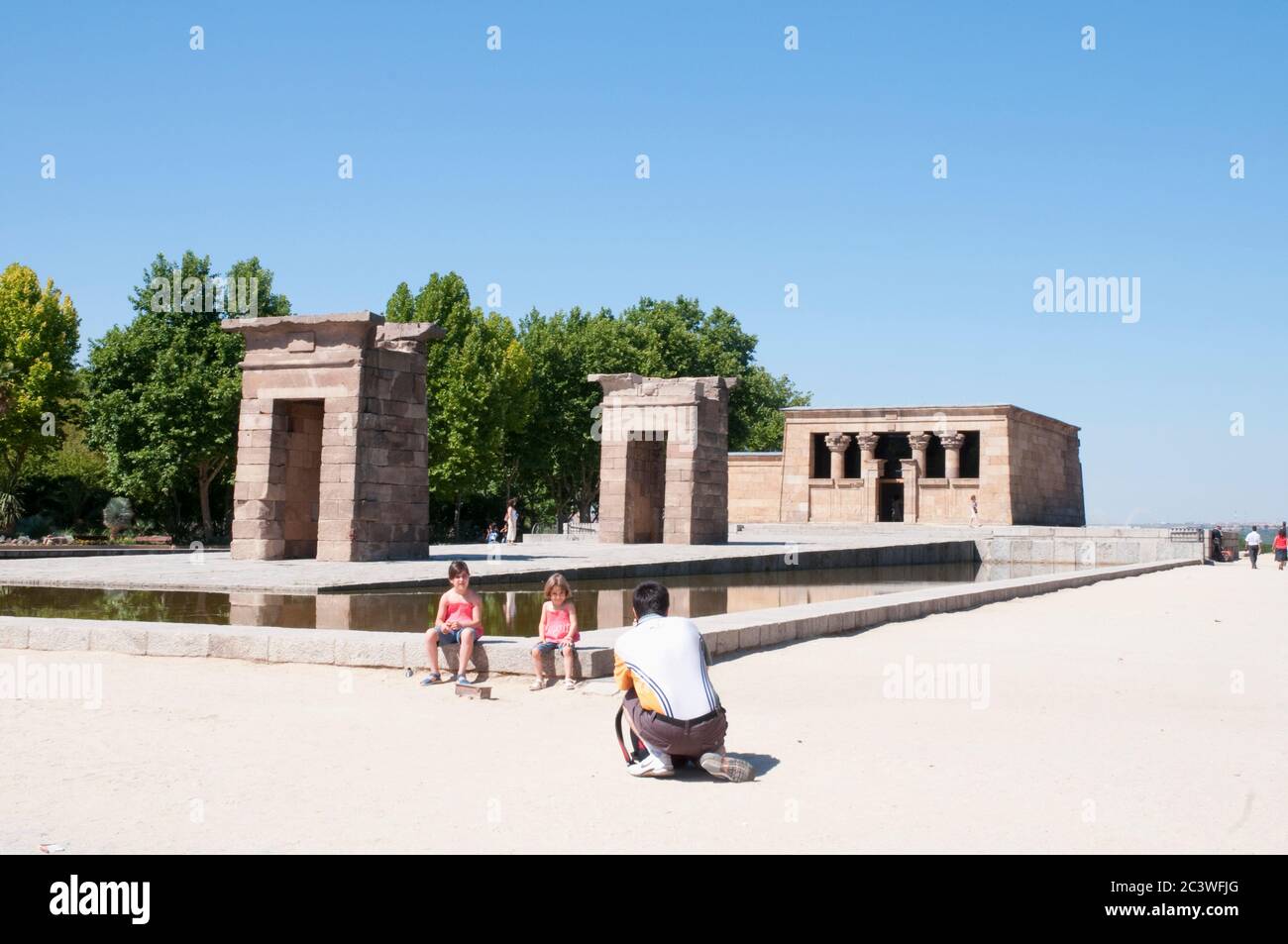 Mann, der im Tempel von Debod Fotopraphs von seinen Töchtern nimmt. Madrid. Spanien. Stockfoto