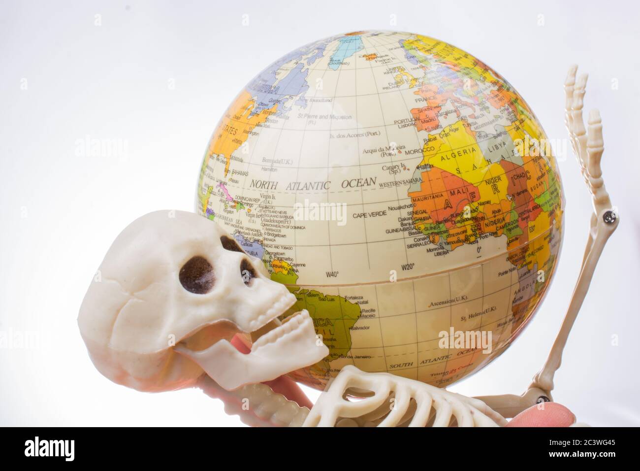 die Erde in eine Skeletthand Stockfoto