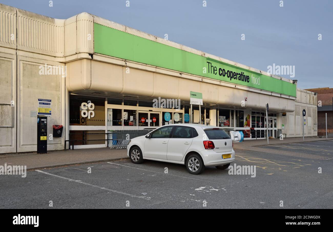 Der Co-op-Laden in Wickford Essex befindet sich hinter dem Ladygate Center neben dem Parkplatz. Stockfoto