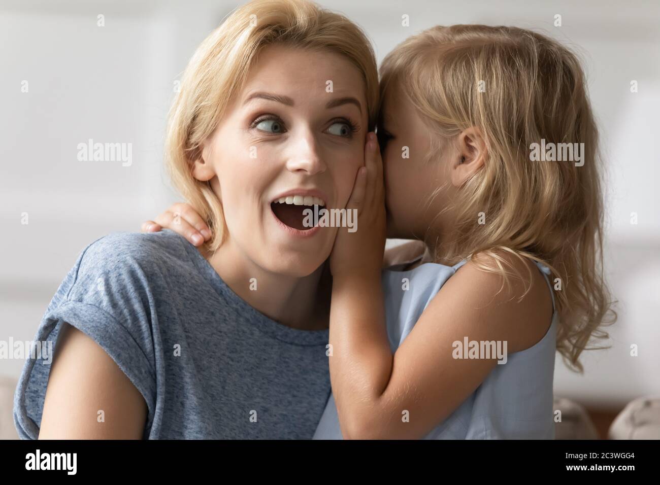 Verblüffte Mutter hört unglaubliche Nachrichten von kleinen Tochter Nahaufnahme Bild Stockfoto