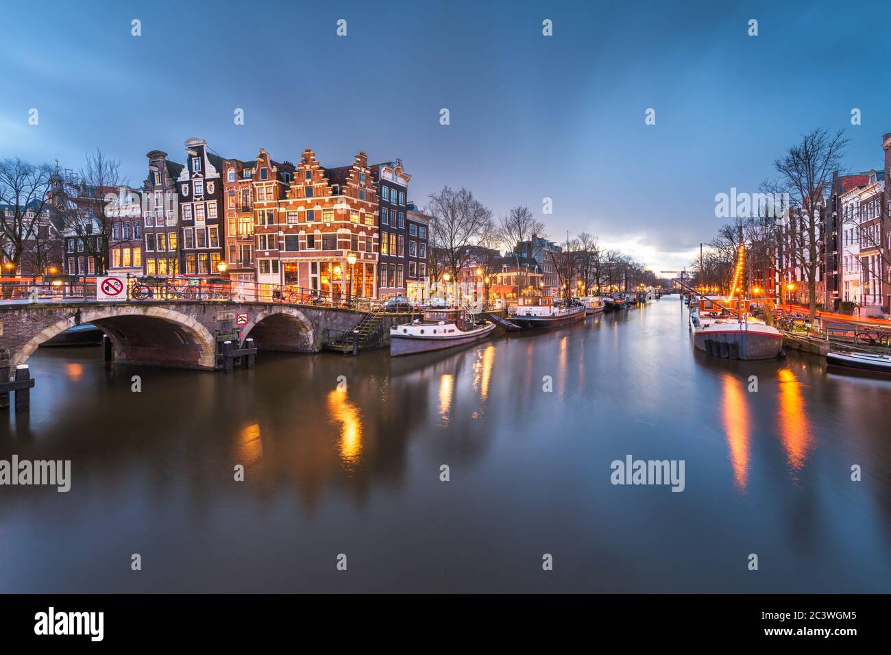 Amsterdam, Niederlande Brücken und Kanäle in der Dämmerung. Stockfoto