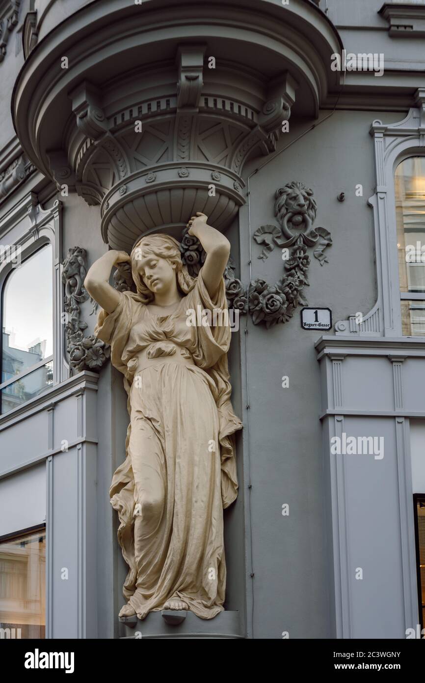 Große Caryatidskulptur unter einem Erker auf einem Gebäude in der Wiener Innenstadt, nahe der Hofburg an der Ecke Kohlmarkt und Bognergasse. Stockfoto