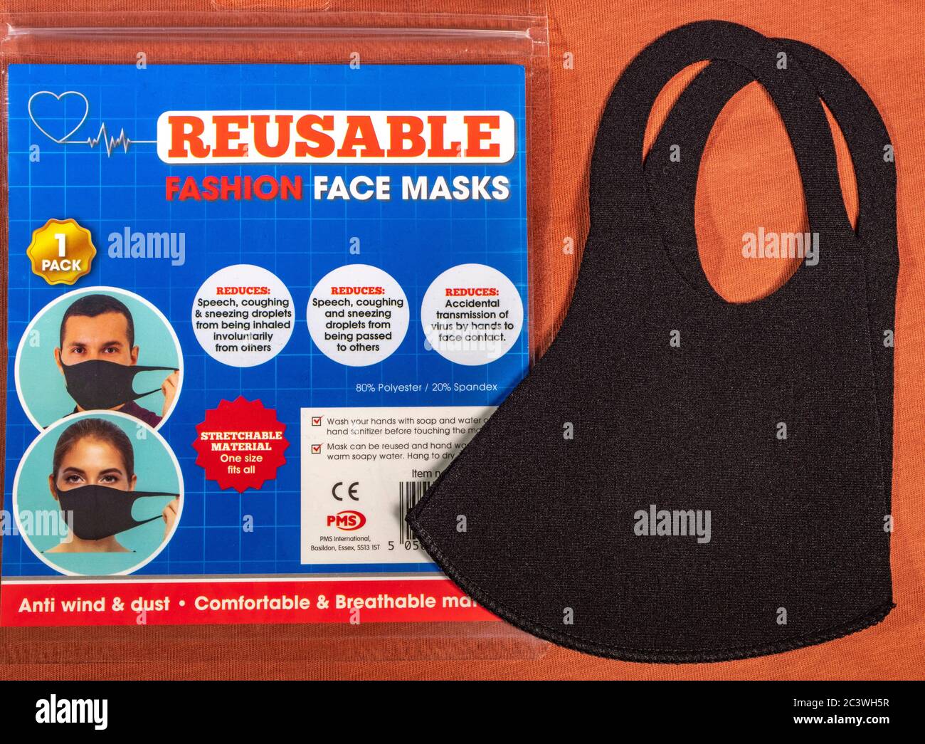 Wiederverwendbare Mode Gesichtsmaske - bequemes, atmungsaktives, dehnbares Material - neben dem wiederverschließbaren Einzelhandelspaket und Artwork von PMS International. Stockfoto