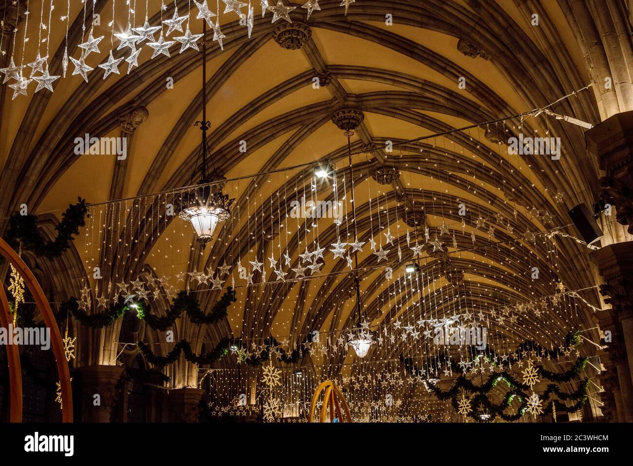 Decke des Wiener Rathauses. Leuchtende Dekoration während der Weihnachtsferien, Wien, Österreich. Stockfoto