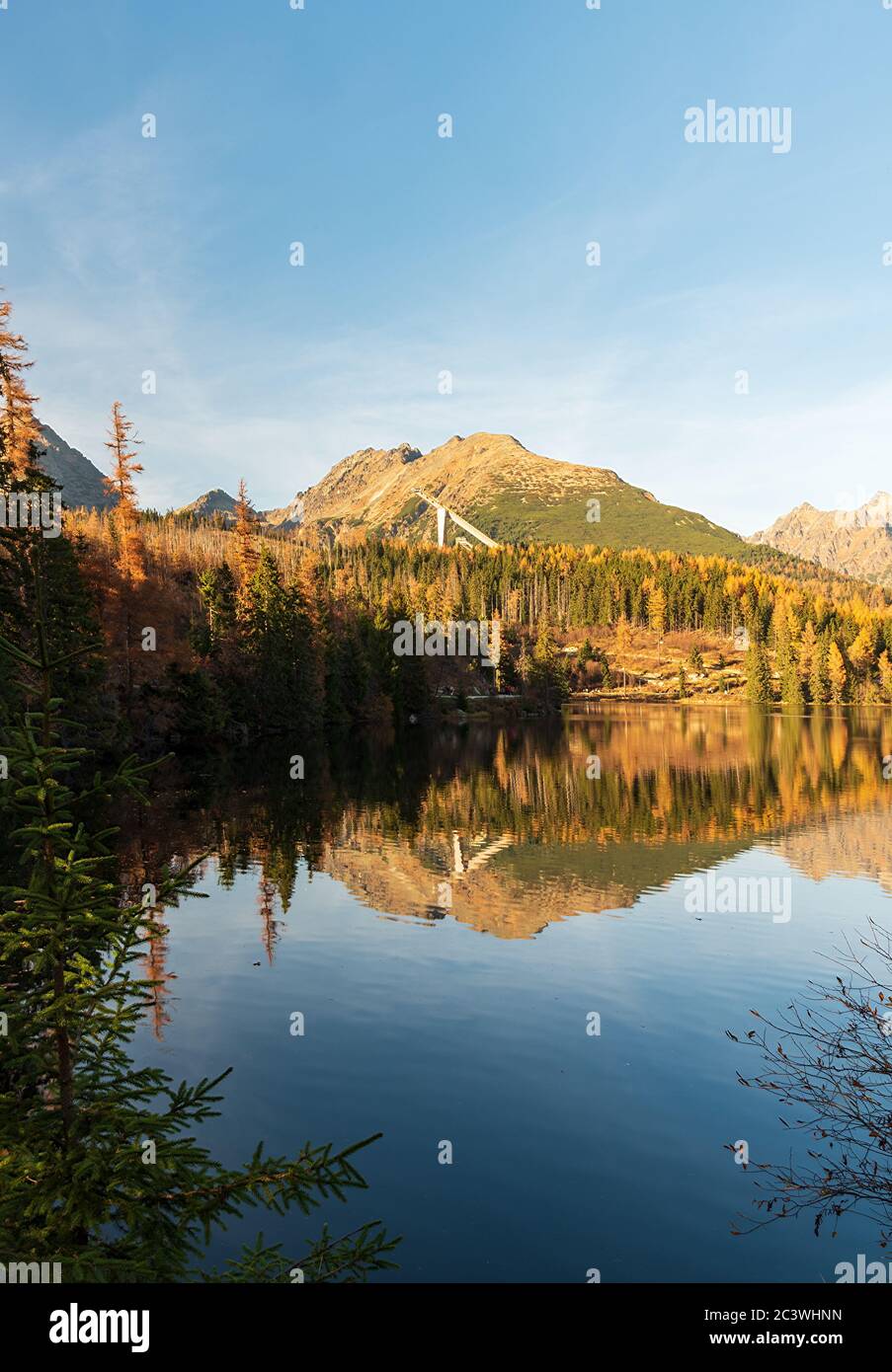 Herbst hohe Tatra in der Slowakei - Strbske pleso See mit Gipfeln über und klaren Himmel Stockfoto