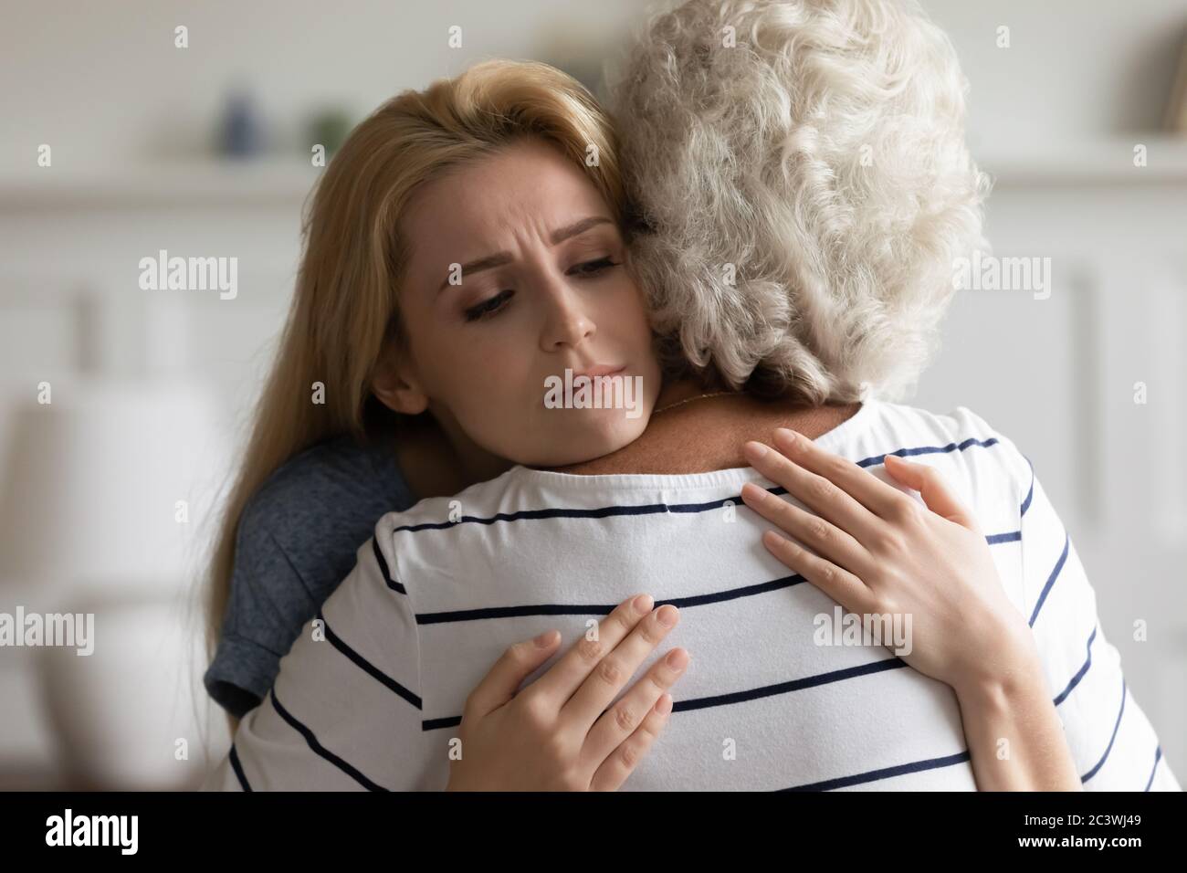 Teen Enkelin umarmen liebevolle Oma Gefühl Empathie teilen geistigen Schmerz Stockfoto