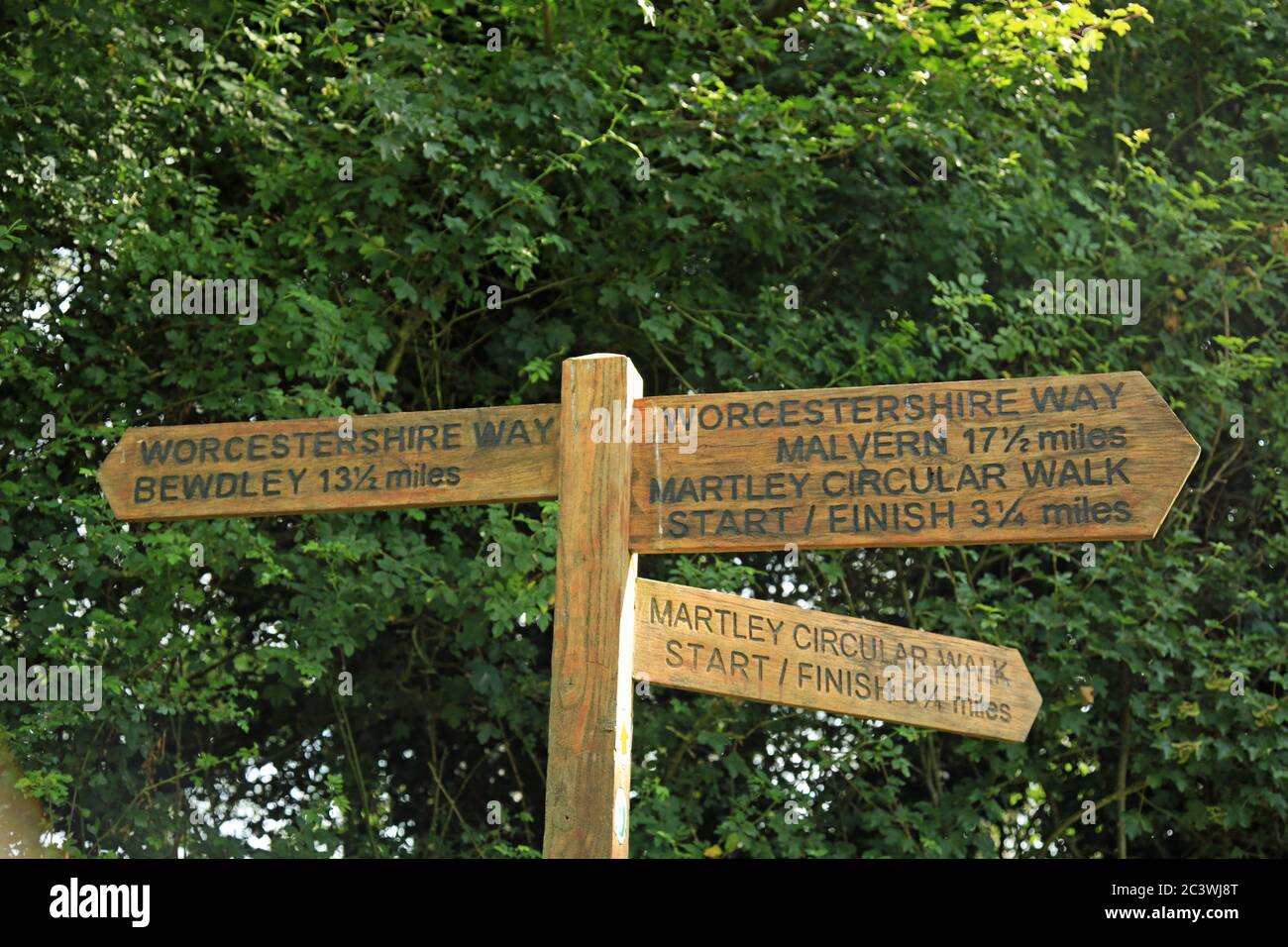 Wegweiser auf dem Worcestershire Way, England, Großbritannien. Stockfoto