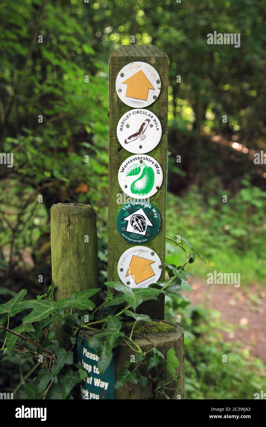 Ein Wegmarkierungsposten auf dem Worcestershire Way Langstrecke Weg, England, Großbritannien. Stockfoto