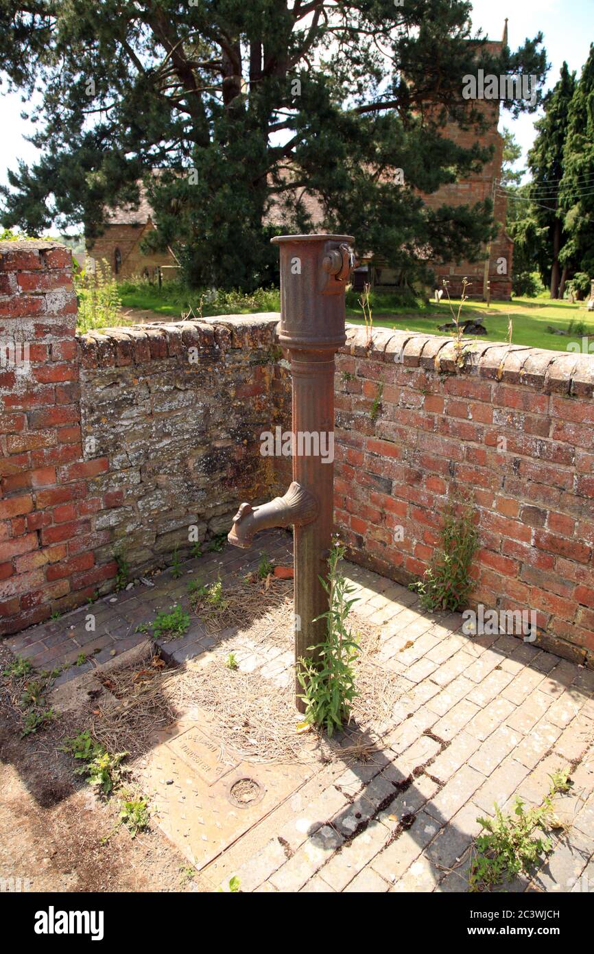 Alte Handpumpe am Straßenrand in Shelsley Beauchamp, Worcestershire, England, Großbritannien. Stockfoto