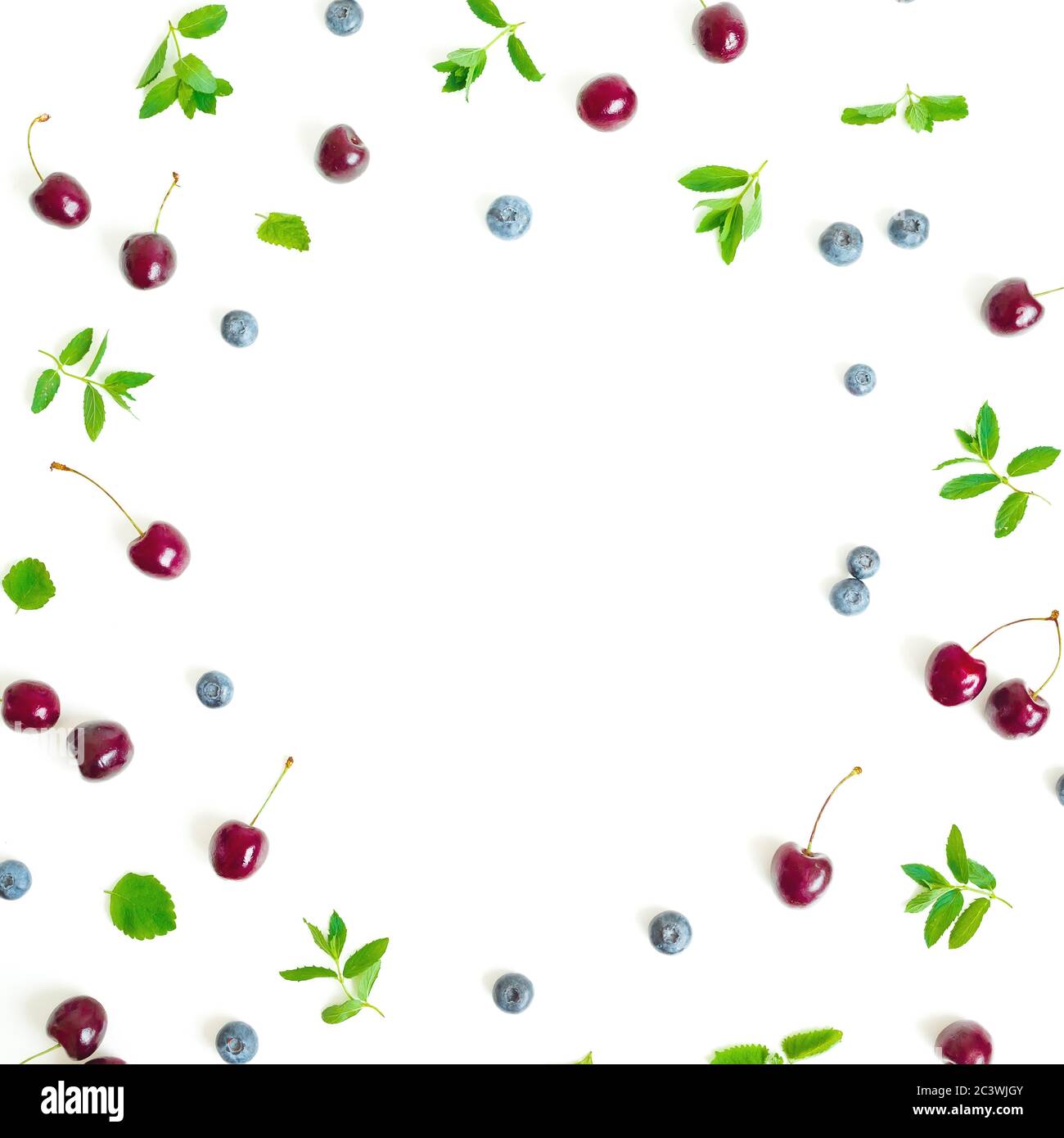Kirsche und Blaubeere mit Minze isoliert auf weißem Hintergrund. Draufsicht. Flach lagen Beerenrahmen Stockfoto