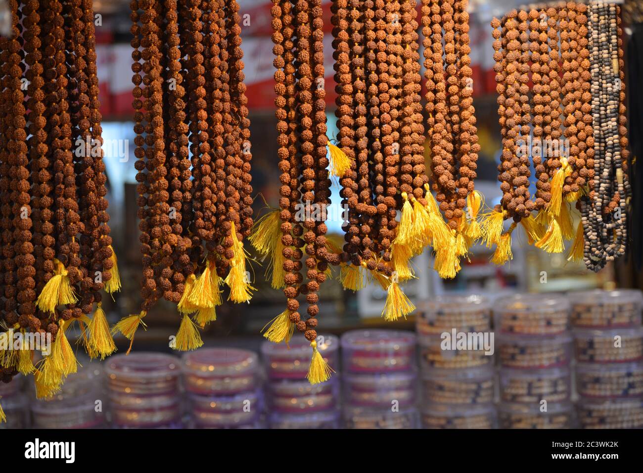 Rudraksha Girlanden zum Verkauf in einem Geschäft in maihar, madhya pradesh, Indien Stockfoto