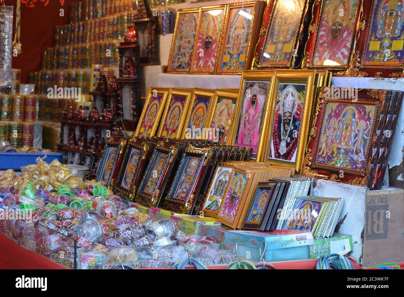 MAIHAR, MADHYA PRADESH, INDIEN - 22. DEZEMBER 2019: indischer Tempel frommes Geschäft nahe sharda Tempel am Bezirk Satna Maihar in Indien. Stockfoto