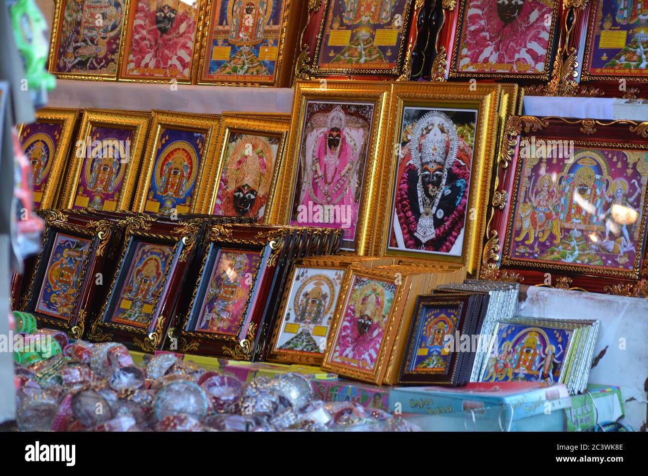 MAIHAR, MADHYA PRADESH, INDIEN - 22. DEZEMBER 2019: indischer Tempel frommes Geschäft nahe sharda Tempel am Bezirk Satna Maihar in Indien. Stockfoto
