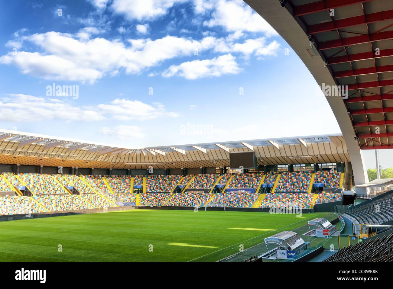 Leeres Stadion Fußball- oder Fußballfeld, Terrassen und Stehplätze in der Dacia Arena - Stadio Friuli, dem wichtigsten Stadion der Region Friuli Julisch Venetien. Stockfoto