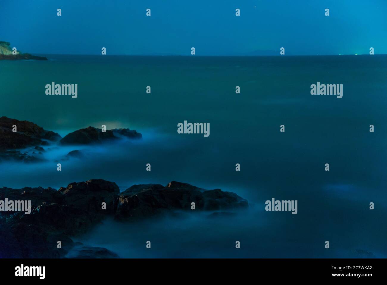 Bio-Lumineszenz. Beleuchtung von Plankton bei Matsu. Viele helle Teilchen am Strand.Blaue Tränen in Beigan, Matsu, Taiwan Stockfoto
