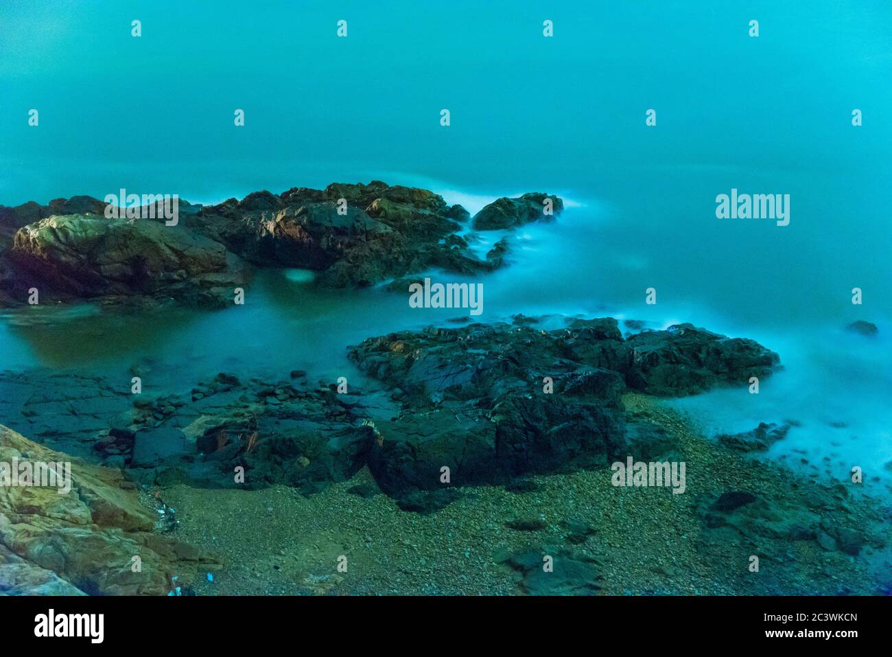 Bio-Lumineszenz. Beleuchtung von Plankton bei Matsu. Viele helle Teilchen am Strand.Blaue Tränen in Beigan, Matsu, Taiwan Stockfoto