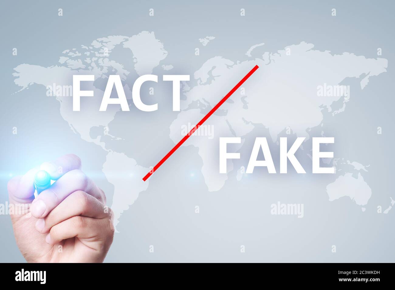 Fake News in den Medien. Manipulationstechnologie. Business- und Internet-Konzept auf virtuellem Bildschirm Stockfoto