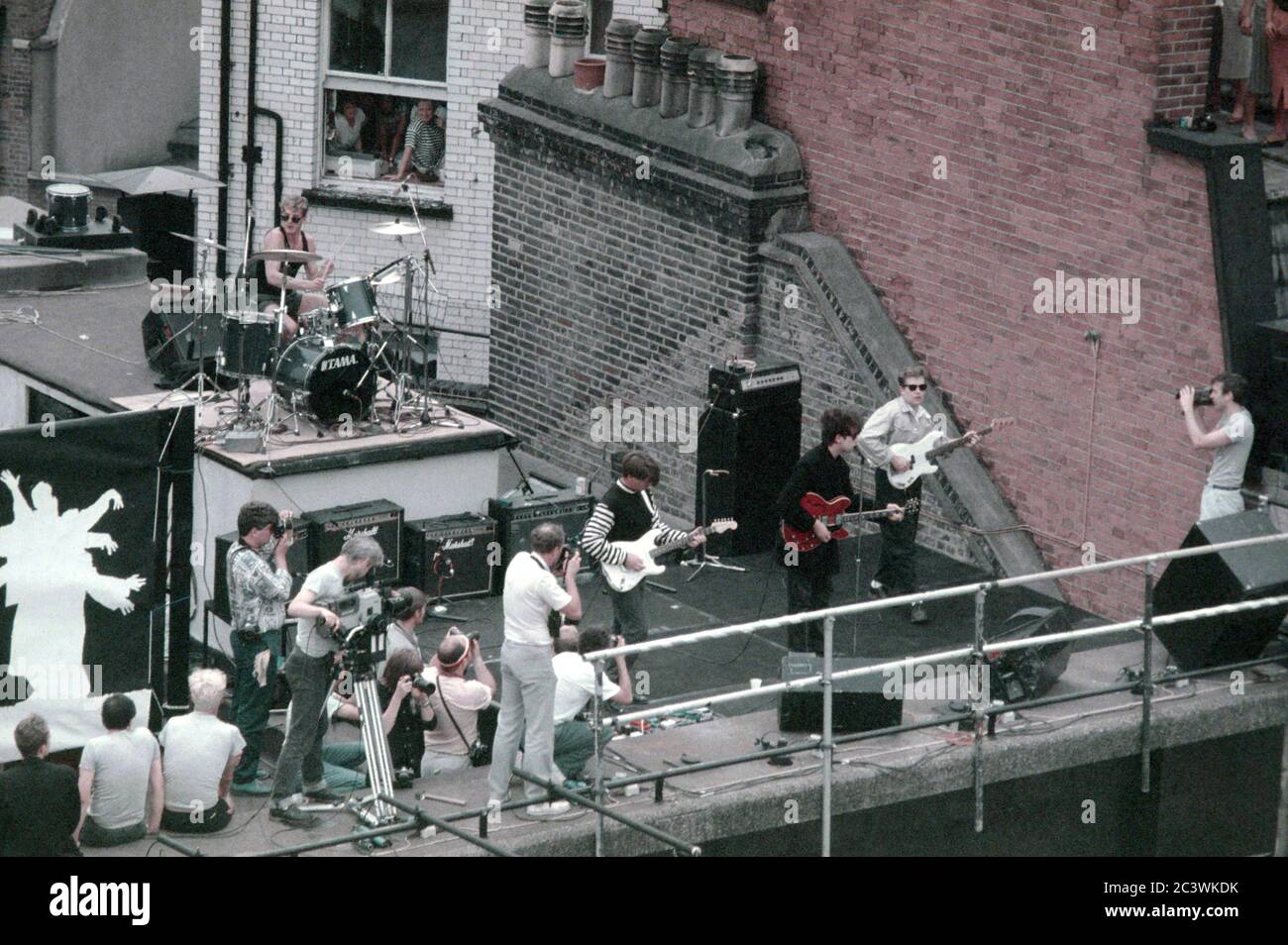 Pete de Freitas, will Sergeant, Ian McCulloch und Les Pattinson von Echo & The Bunnymen live bei einem Dachkonzert zum 20-jährigen Jubiläum des Beatles-Albums 'Sgt. Pepper's Lonely Hearts Club Band auf dem Dach des HMV Record Store in der Oxford Street. London, 6. Juli 1987 – weltweite Nutzung Stockfoto