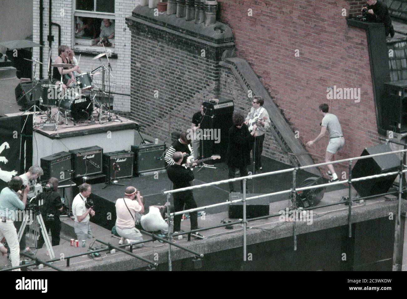 Pete de Freitas, will Sergeant, Ian McCulloch und Les Pattinson von Echo & The Bunnymen live bei einem Dachkonzert zum 20-jährigen Jubiläum des Beatles-Albums 'Sgt. Pepper's Lonely Hearts Club Band auf dem Dach des HMV Record Store in der Oxford Street. London, 6. Juli 1987 – weltweite Nutzung Stockfoto