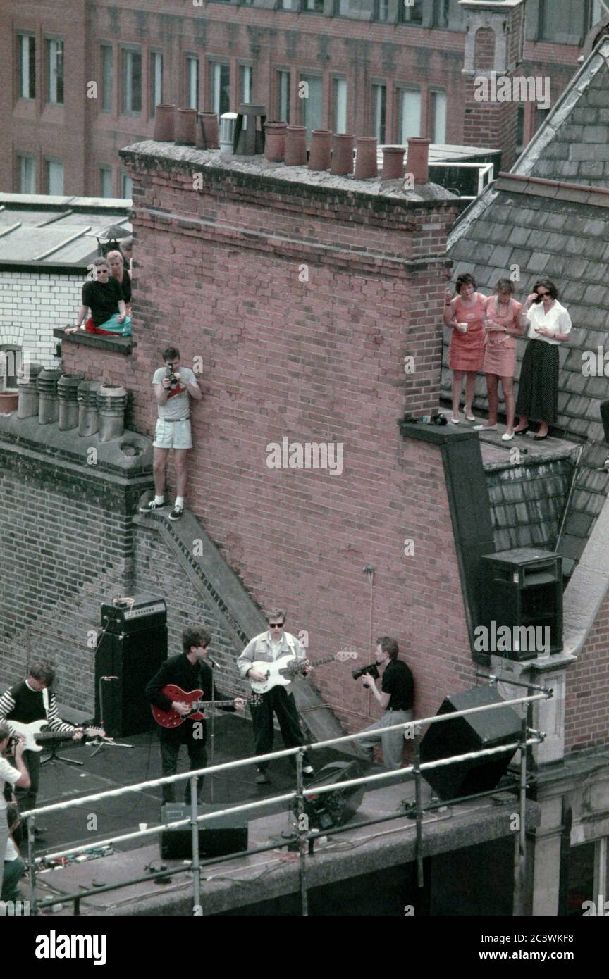 Will Sergeant, Ian McCulloch und Les Pattinson von Echo & The Bunnymen leben bei einem Dachkonzert zum 20-jährigen Jubiläum des Beatles-Albums 'Sgt. Pepper's Lonely Hearts Club Band auf dem Dach des HMV Record Store in der Oxford Street. London, 6. Juli 1987 – weltweite Nutzung Stockfoto