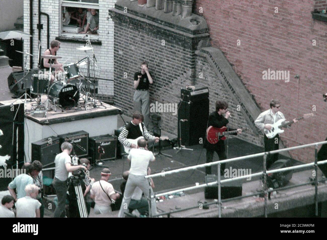 Pete de Freitas, will Sergeant, Ian McCulloch und Les Pattinson von Echo & The Bunnymen live bei einem Dachkonzert zum 20-jährigen Jubiläum des Beatles-Albums 'Sgt. Pepper's Lonely Hearts Club Band auf dem Dach des HMV Record Store in der Oxford Street. London, 6. Juli 1987 – weltweite Nutzung Stockfoto