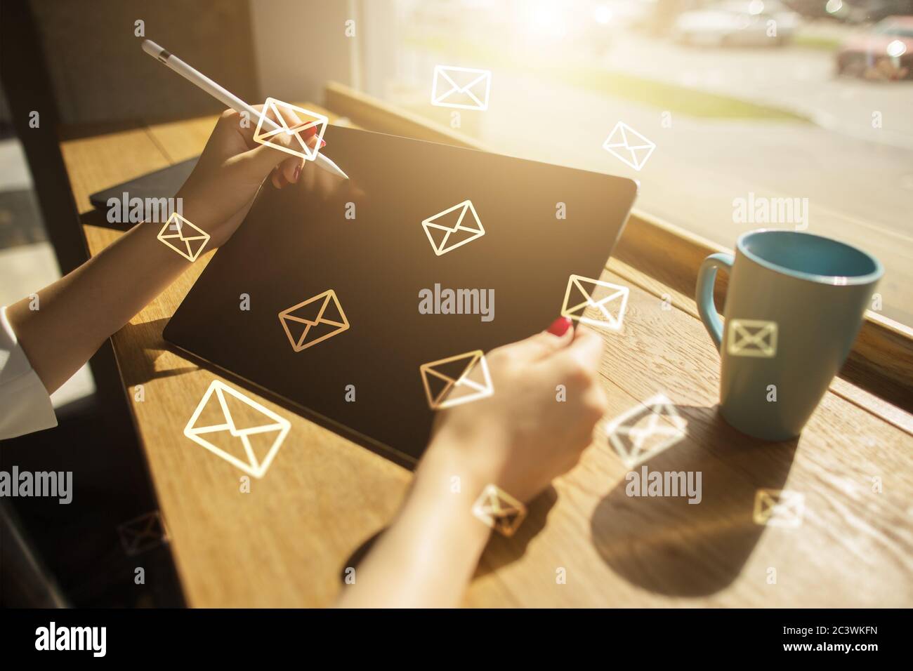 Nachrichtensymbole auf dem virtuellen Bildschirm. Kommunikationskonzept Stockfoto