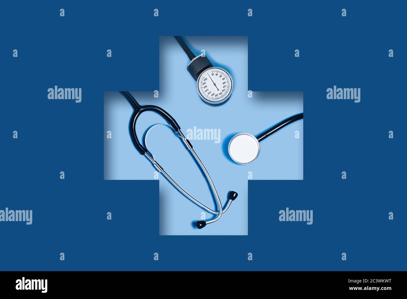 3D Papier ausschneiden Kunst. Medical klassischen blauen Hintergrund mit Stethoskop in einem geschnitzten medizinischen Kreuz liegen. Stockfoto