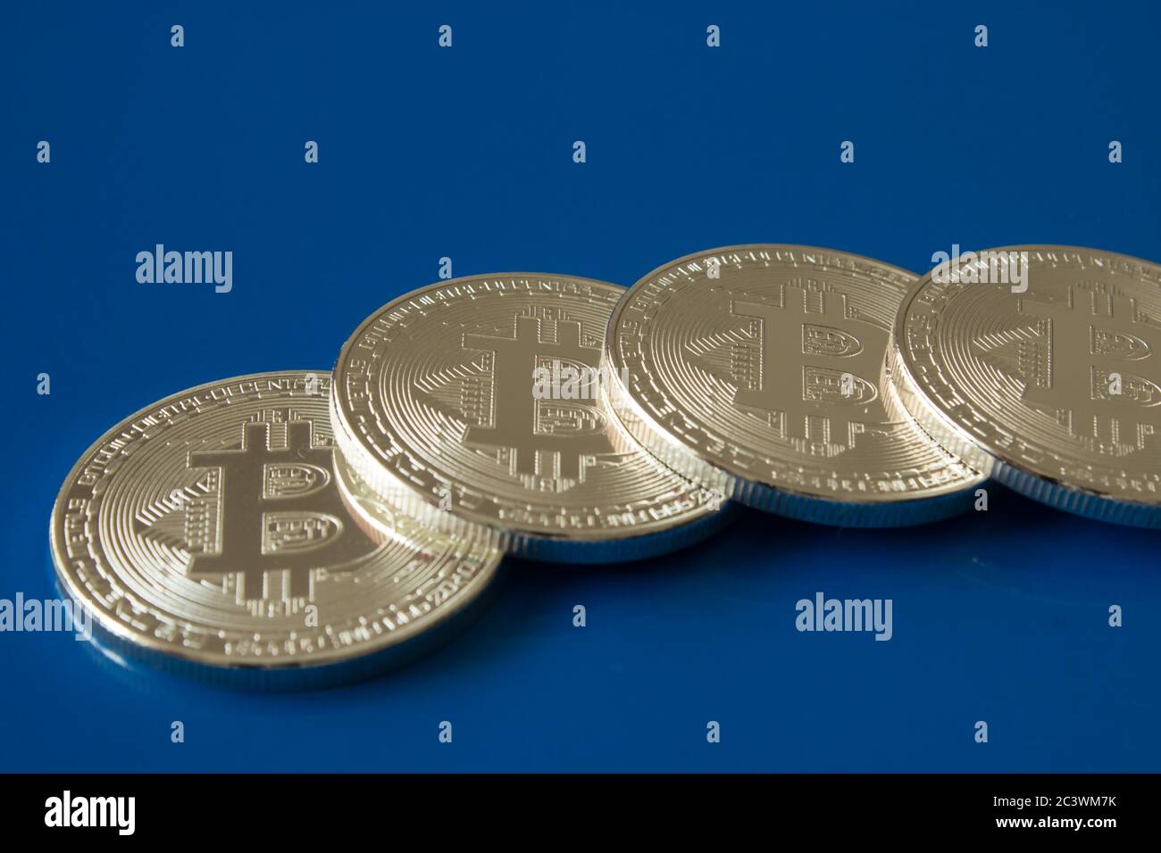 Auf einem blauen Hintergrund mit freiem Textraum sind Silbermünzen einer digitalen Kryptowährung - Bitcoin Stockfoto