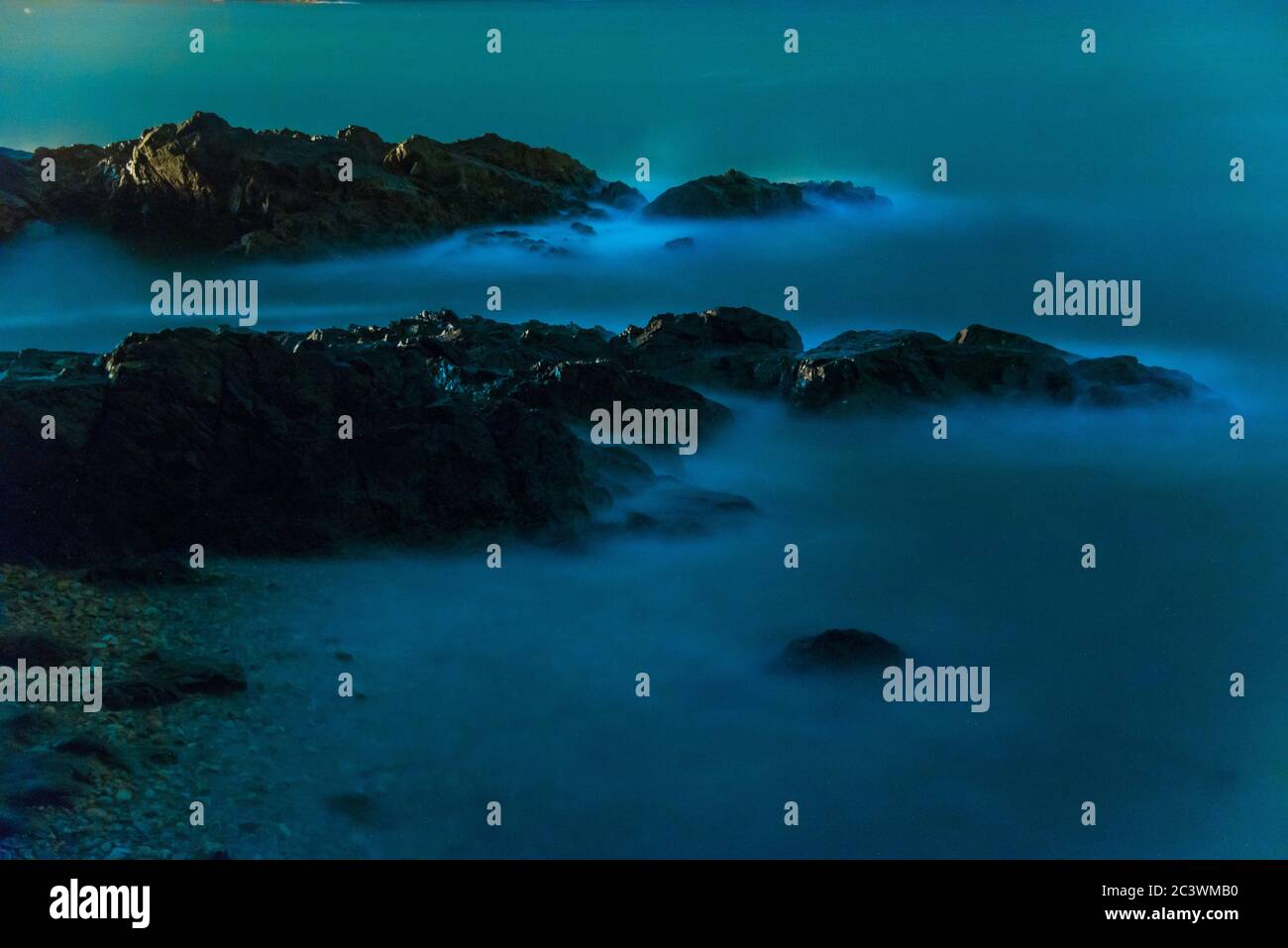 Bio-Lumineszenz. Beleuchtung von Plankton bei Matsu. Viele helle Teilchen am Strand.Blaue Tränen in Beigan, Matsu, Taiwan Stockfoto