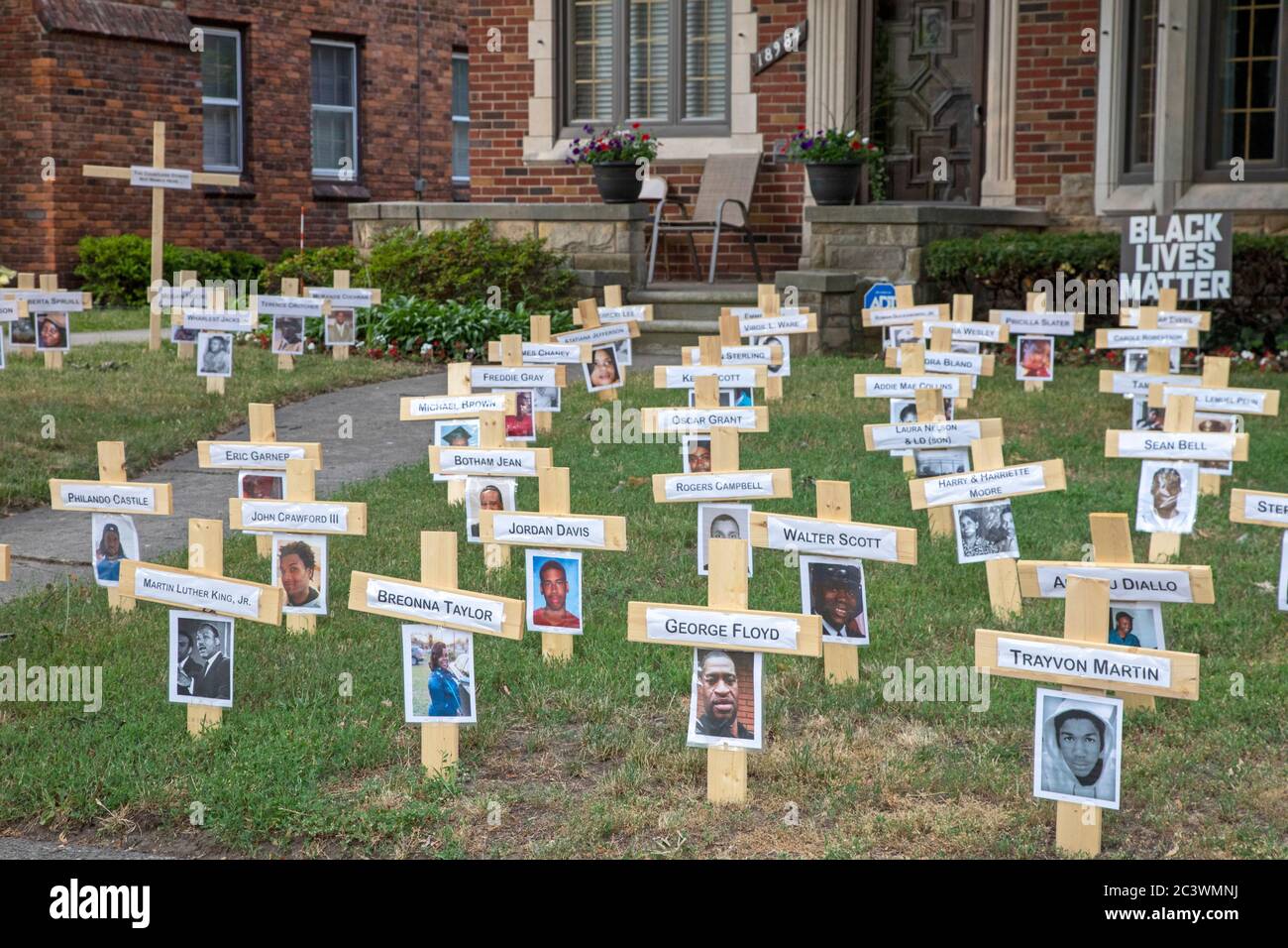 Detroit, Michigan - Das Black Lives Matter Memorial. John Thorn stellte die Kreuze auf dem Rasen seines Hauses, um die vielen Afroamerikaner zu repräsentieren, die Stockfoto