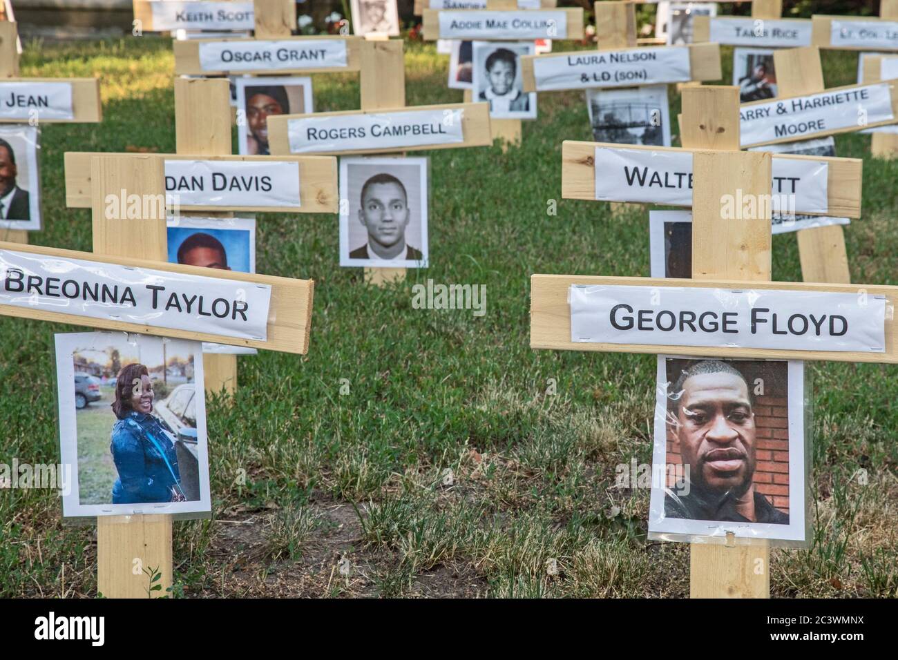 Detroit, Michigan - Das Black Lives Matter Memorial. John Thorn stellte die Kreuze auf dem Rasen seines Hauses, um die vielen Afroamerikaner zu repräsentieren, die Stockfoto