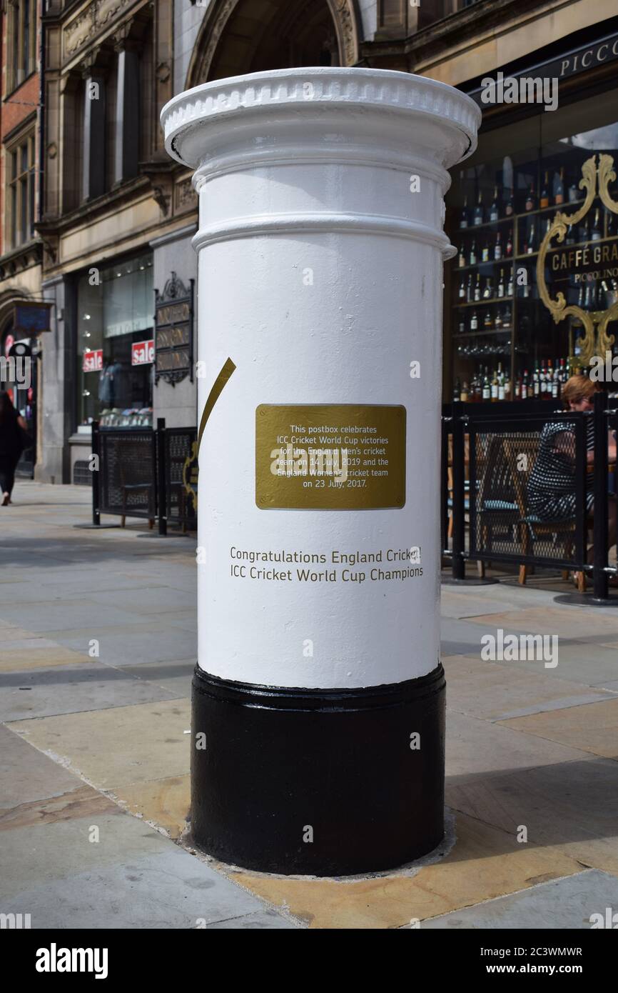 White Post Box neben Manchester Town Hall feiert ICC Cricket World Cup Siege von Männern und Frauen-Team in 2019 und 2017. Goldene Plakette Stockfoto