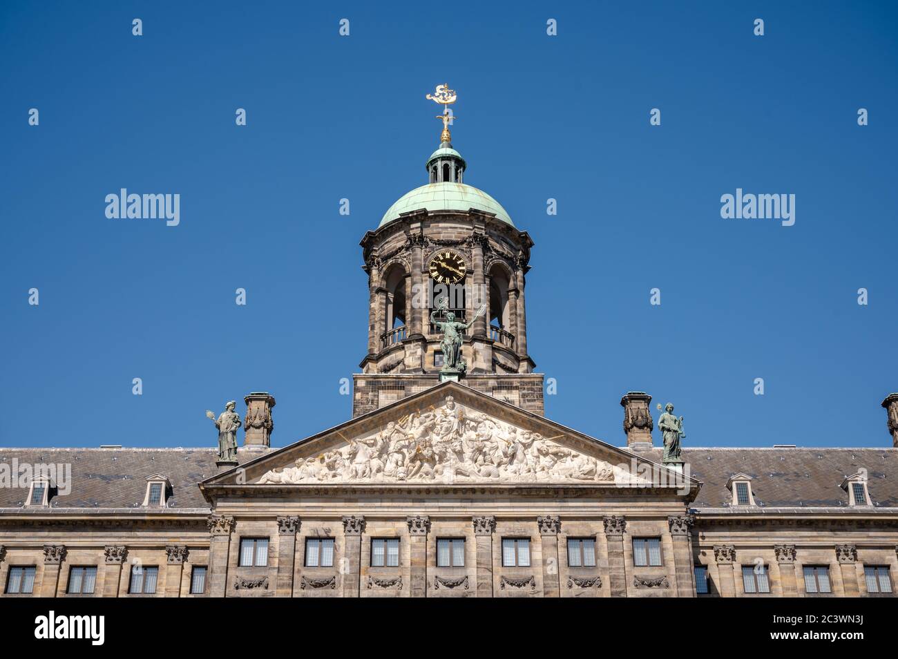 Königspalast Amsterdam / Koninklijk Paleis Nieuwezijds am Dam Platz im Zentrum von Amsterdam, Niederlande. Leer bei covid-19-Sperre Stockfoto