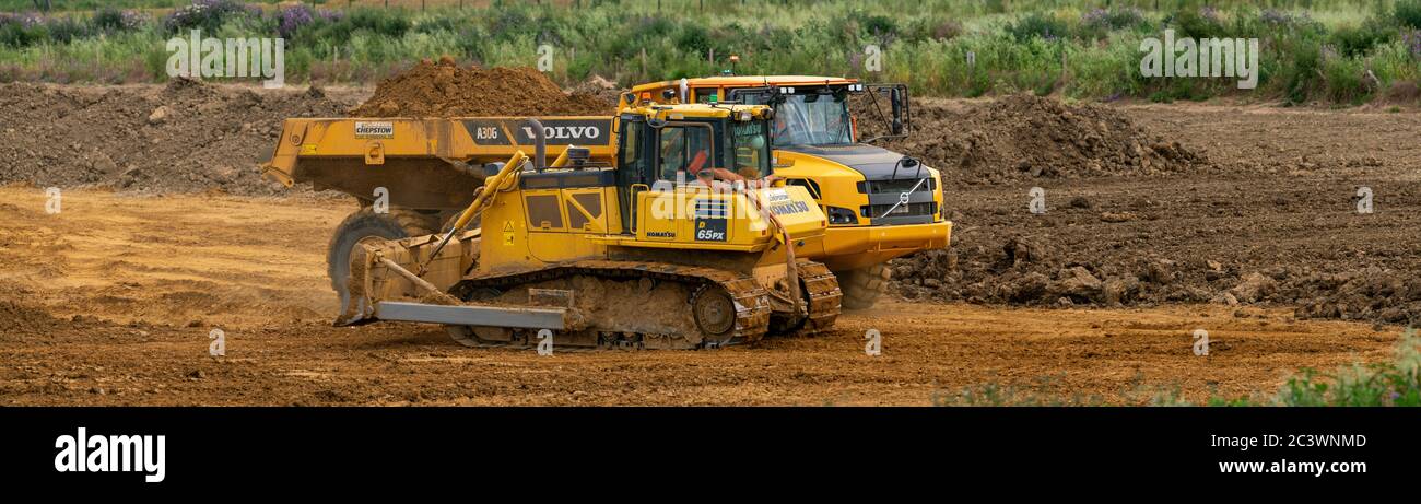 Kingsnorder Sand- und Kiesbruch, Durchführung von Explorationsarbeiten in Phase zwei. Ein Bulldozer glättet den oberen Boden, der übertransportiert wurde. Stockfoto