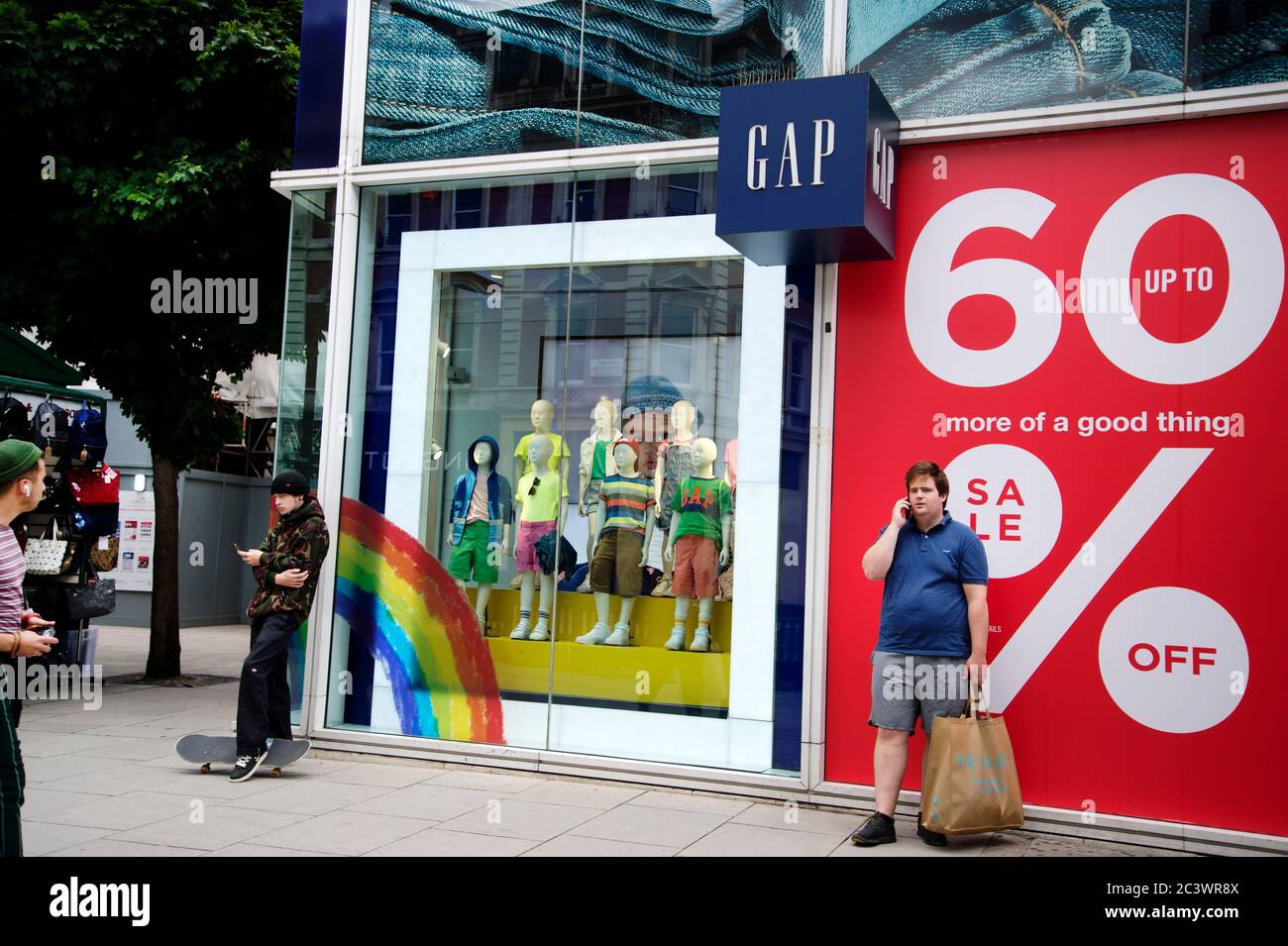 London während der Pandemie, Juni 2020. Oxford Street. Wiedereröffnung der Geschäfte. Der Bekleidungsladen GAP hat ein Schild im Fenster, das 60 % Rabatt bietet. Stockfoto