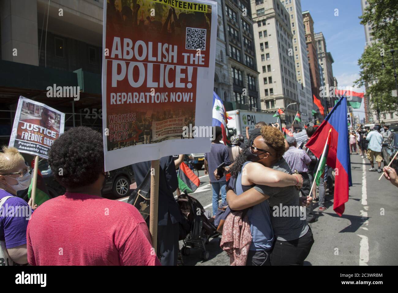 Demonstration und marsch in der Nähe des New Yorker Rathauses am 18. Juni hält den Druck aufrecht, die Polizeibrutalität zu beenden, insbesondere gegen Schwarze, und das System zu ändern, um wahre Gleichheit für alle Bürger zu reflektieren. New York City. Stockfoto