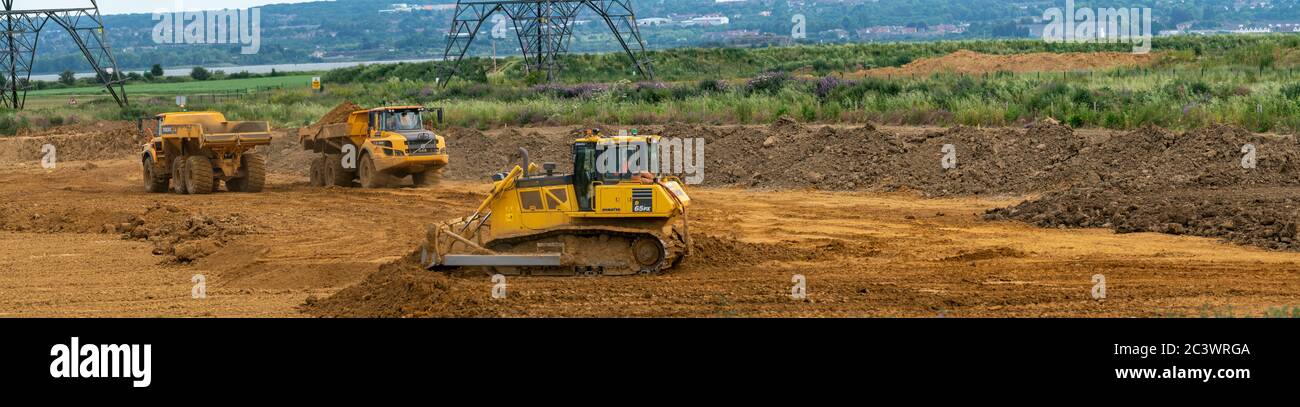 Kingsnorder Sand- und Kiesbruch, Durchführung von Explorationsarbeiten in Phase zwei. Ein Bulldozer glättet den oberen Boden, der übertransportiert wurde. Stockfoto