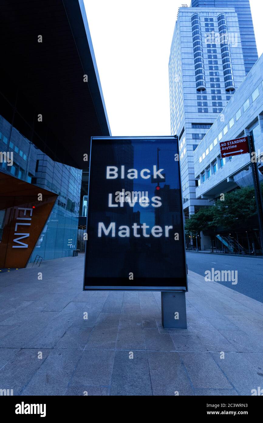 Black Lives Matter Elektronisches Zeichen in perspektivischem Winkel neben dem Lincoln Center in NYC am 19. Juni 2020 Stockfoto