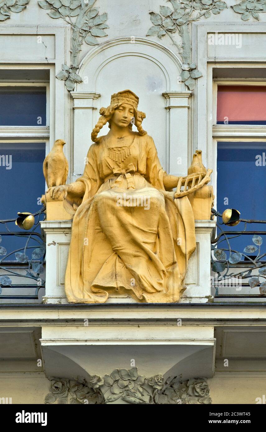 Jugendstil-Statue der Prinzessin Libuse auf Haus in der Karlova Straße in der Altstadt, Prag, Tschechische Republik Stockfoto