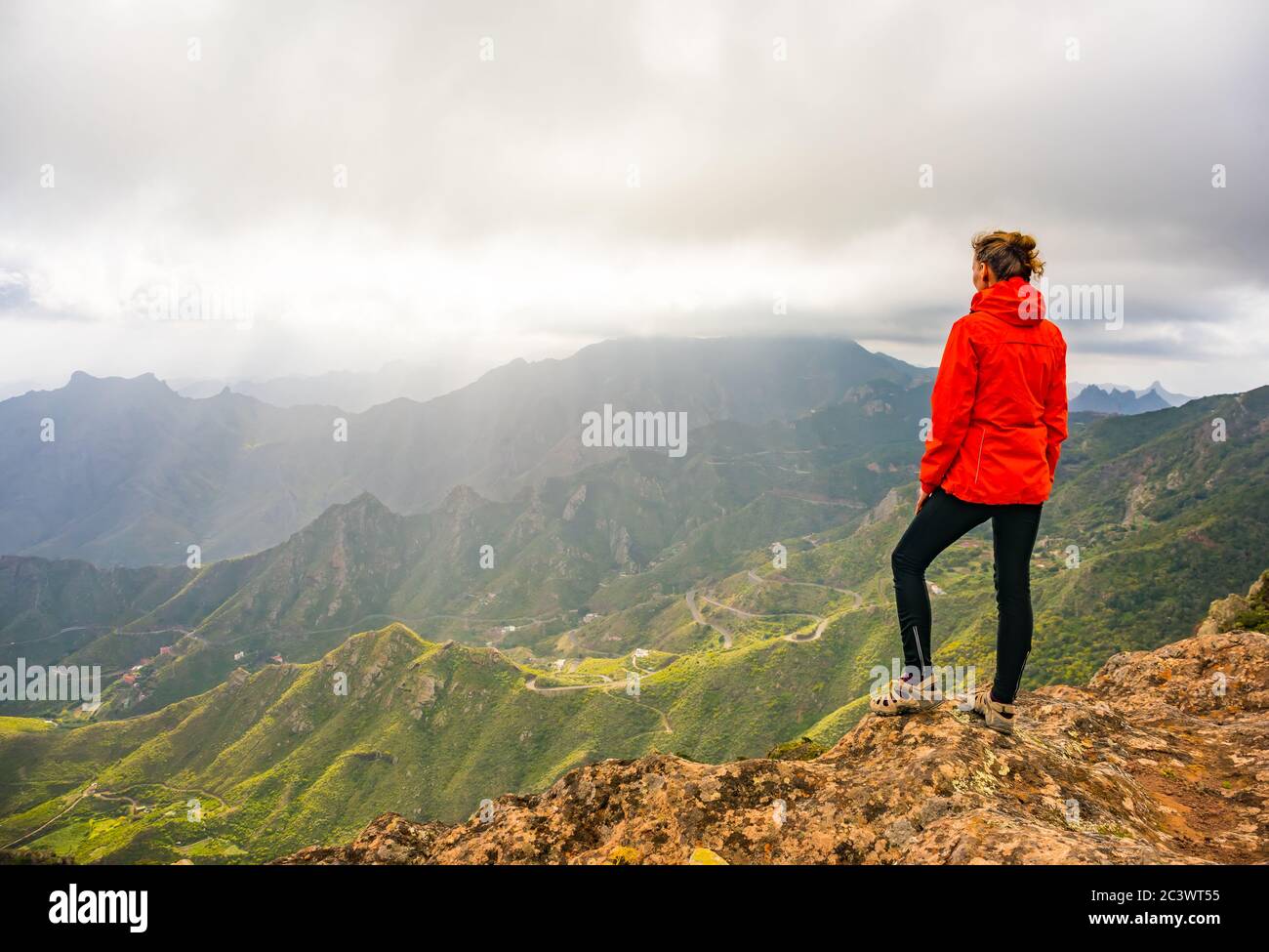 Sportliche Frau Wandern in Anaga Berge Taganana Teneriffa, Kanarische Insel Resort. Stockfoto