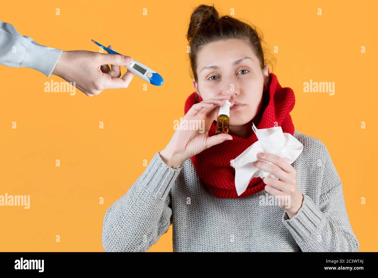 Mädchen wird ein Thermometer angeboten, um Temperatur zu messen. Kranke Frau Stockfoto