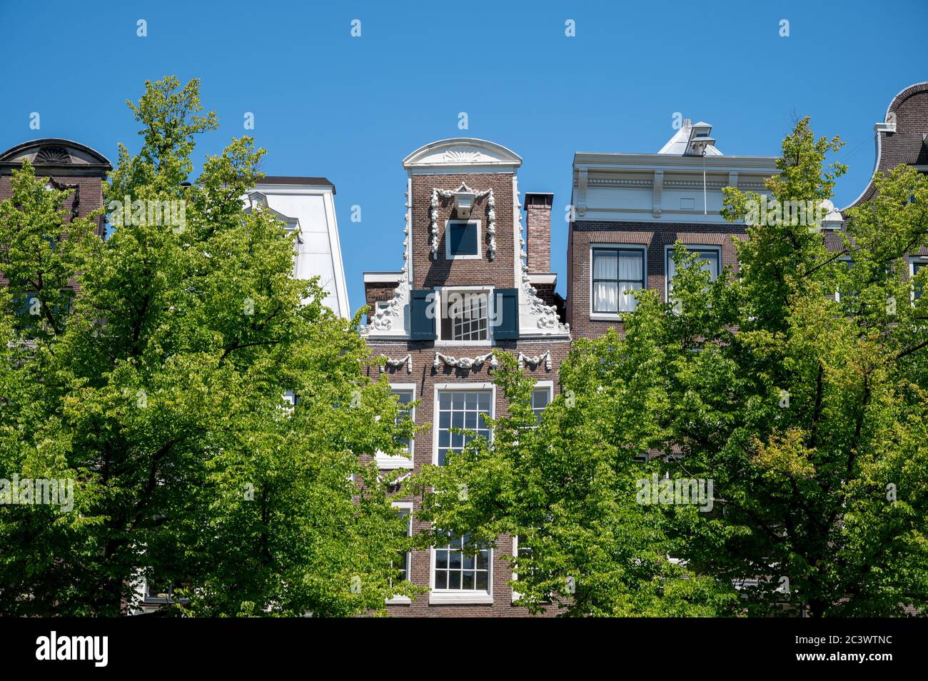 Fassade von Häusern am Ufer des Kanals in Amsterdam, Niederlande Stockfoto
