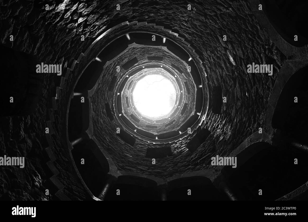 Initiation Well, Sintra, Groß-Lissabon, Portugal. Scary Blick up Schuss dieser wirklich tief gut. Ähnlich wie in Batmans Location. Schwarz und Weiß Stockfoto