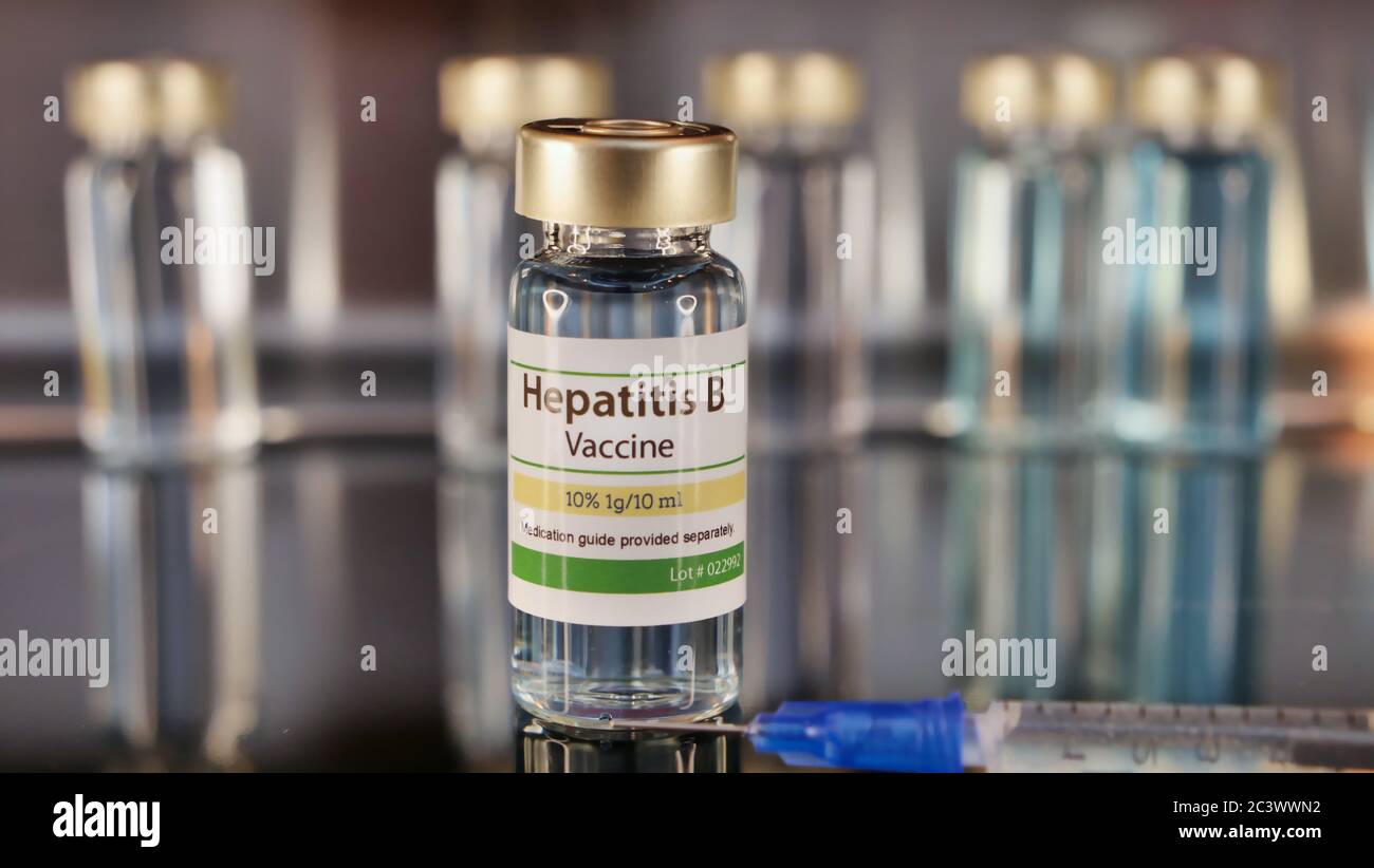 Fläschchen mit Hepatitis B-Impfstoff mit Siringe auf Edelstahlgrund Stockfoto