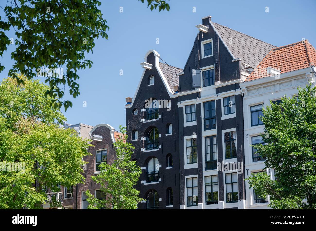 Fassade von Häusern am Ufer des Kanals in Amsterdam, Niederlande Stockfoto