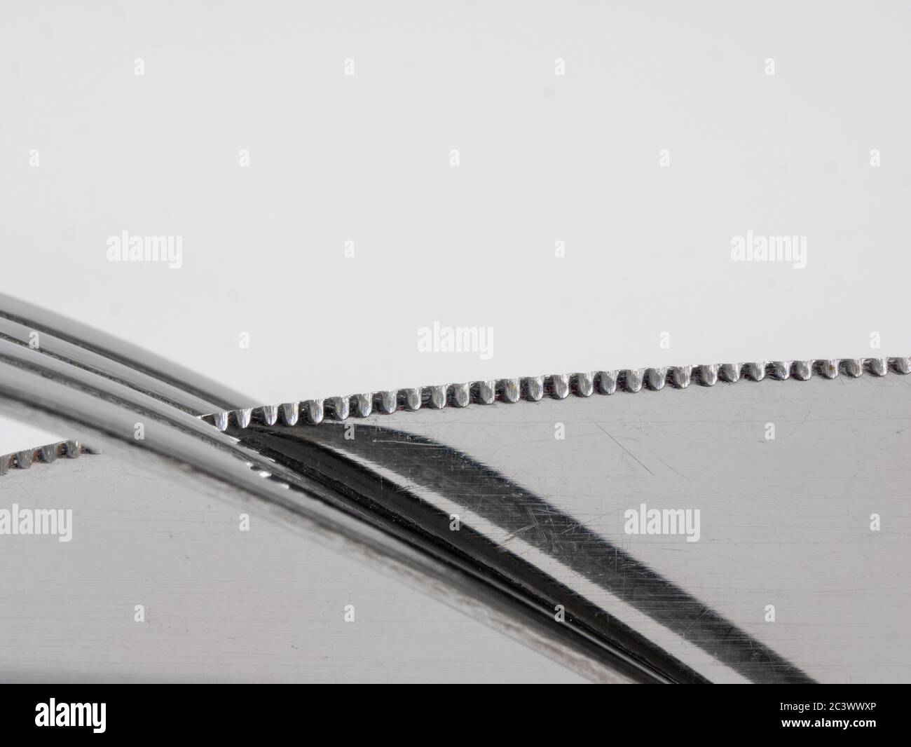 Gezackte Kante eines Tischmessers in Gabelzinken Nahaufnahme abstrakt Stockfoto