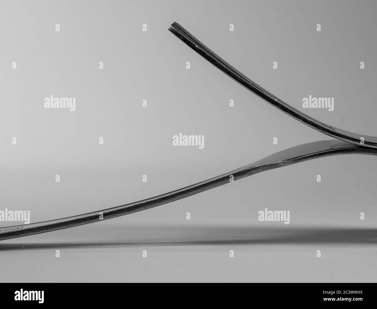 Abstract von zwei Gabeln mit einer einfachen gebogenen Form Stockfoto