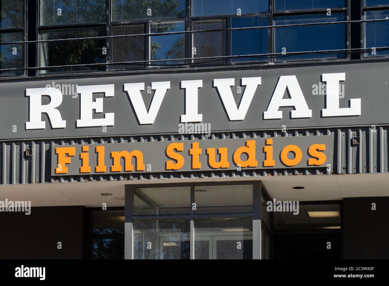 Toronto Kanada, 14. Juni 2020; das Schild auf dem Hauptklangbühnehaus der Revival Film Studios an der Eastern Avenue in Toronto Stockfoto Toronto Kanada, 14. Juni 2020; das Schild auf dem Hauptklangbühnehaus der Revival Film Studios an der Eastern Avenue in Toronto Stockfoto