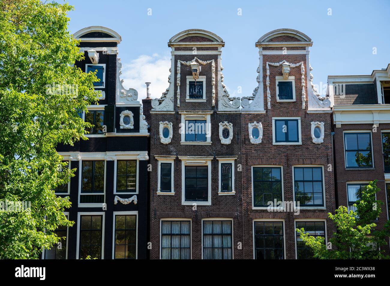 Fassade von Häusern am Ufer des Kanals in Amsterdam, Niederlande Stockfoto